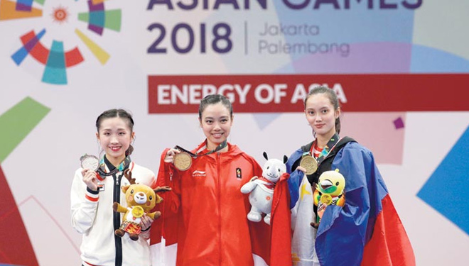 Pewushu nasional asal Sumut Lindswell salah satu Kontingen Indonesia pearaih medali emas nomor gabungan Taijijian /Taijiquan pada Asian Games 2018 di JIExpo, Kemayoran, Jakarta, Senin (20/8). (FOTO: harian.analisadaily)