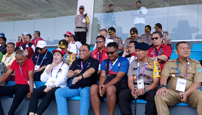 Menko PMK RI Puan Maharani Ikut Menyaksikan Pertandingan Voli Pantai Putra Indonesia vs Oman. (FOTO: Tim media CdM)