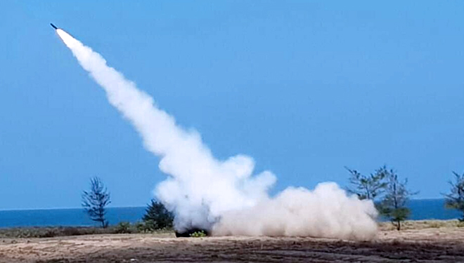 Penembakan senjata Roket Astros II MK 6 dengan amunisi tipe S-09 dan SS-30. (FOTO: Istimewa)