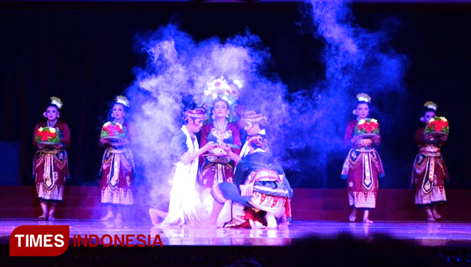 Tarian Niskala Seblang dari sanggar tari Umah Seni Kuwung Wetan saat menampilkan aksinya (FOTO: Rizki Alfian/TIMESIndonesia)