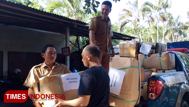 Bantuan untuk korban gempa Lombok ke Posko Solidaritas Bali untuk Lombok yang berada di Kubu Kopi Jalan Hayam Wuruk 111, Denpasar, Selasa (21/8/2018). (FOTO: Khadafi/TIMES Indonesia).