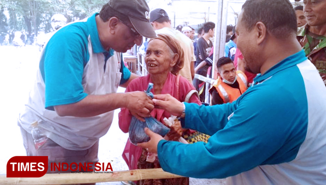 Noordin dan pengasuh Ponpes Al-Islah saat membagikan daging kurban pada nenek-nenek yang kuponnya hilang. (FOTO: Moh Bahri/TIMES Indonesia)