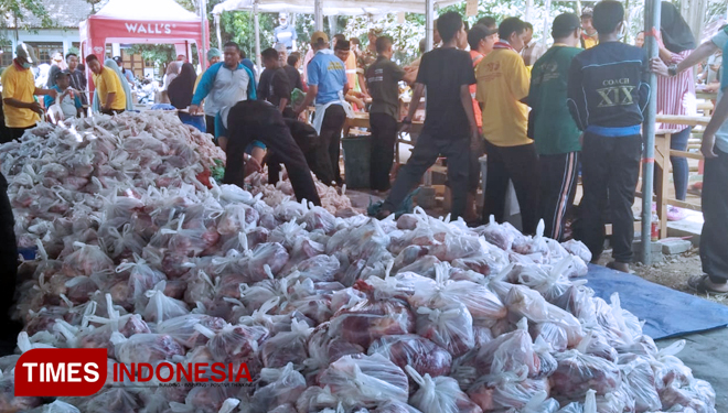 ILUSTRASI - Pembagian daging hewan kurban. (FOTO: dok. TIMES Indonesia)
