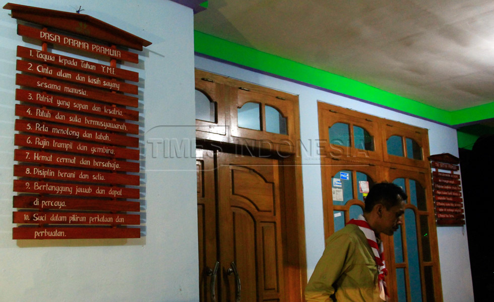 Setiap rumah warga memasang dasa dharma pramuka dan trisatya sebagai pedoman kehidupan sehari-hari. (Foto : Tria Adha/ TIMES Indonesia).