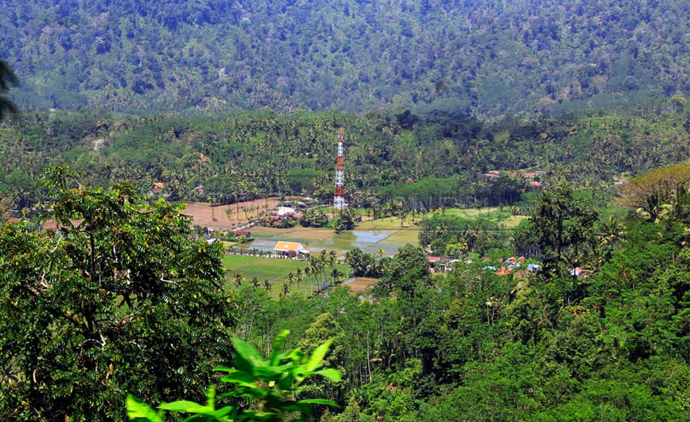 Desa Pramuka terletak di lereng Gunung Semeru dan diapit oleh perbukitan dan pesisir pantai. (Foto : Tria Adha/ TIMES Indonesia).