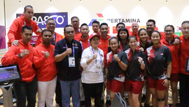 CdM Kontingen Indonesia, Syafruddin bersama Menko PMK, Puan Maharani mendukung langsung atlet Indonesia di Palembang (Foto: Tim Media CdM for TIMES Indonesia)