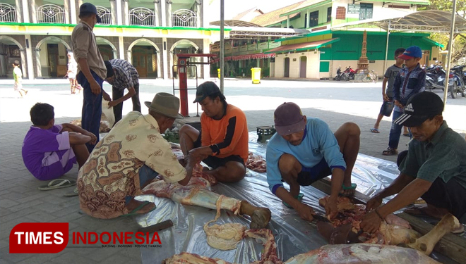 Panitia penyembelihan hewan kurban Desa Balun, membagi-bagikan daging kurban, ke semua warga  Rabu, (22/8/20180. (FOTO: MFA Rohmatillah/TIMES Indonesia)