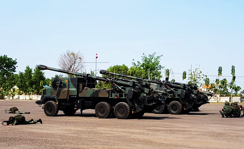 Pasukan Yonarmed 12/1/Divif 2/Kostrad saat mempersiapkan alutsista jenis meriam 155mm/GS Caesar, saat latihan menembak senjata berat teknis di Lumajang, Jatim