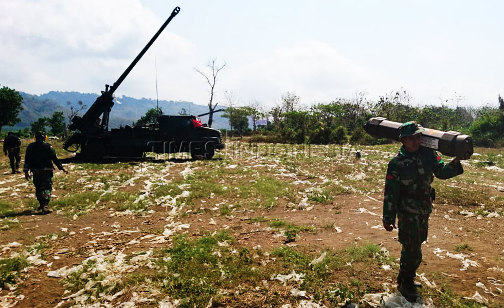 Pasukan Yonarmed 12/1/Divif 2/Kostrad saat mempersiapkan munisi alutsista jenis meriam 155mm/GS Caesar, saat latihan menembak senjata berat teknis di Lumajang, Jatim
