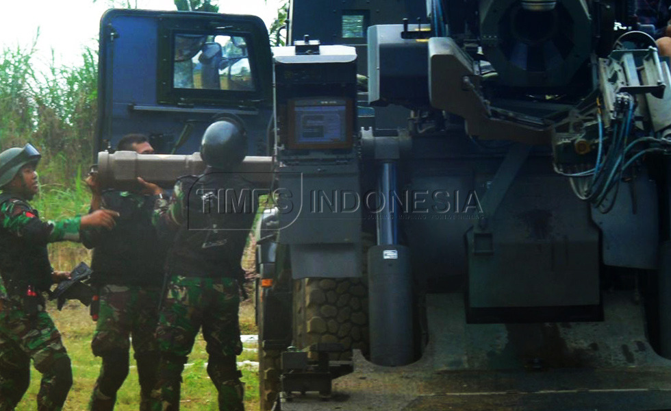 Pasukan Yonarmed 12/1/Divif 2/Kostrad saat mempersiapkan munisi alutsista jenis meriam 155mm/GS Caesar, saat latihan menembak senjata berat teknis di Lumajang, Jatim