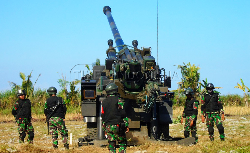 Pasukan Yonarmed 12/1/Divif 2/Kostrad saat mempersiapkan munisi alutsista jenis meriam 155mm/GS Caesar, saat latihan menembak senjata berat teknis di Lumajang, Jatim