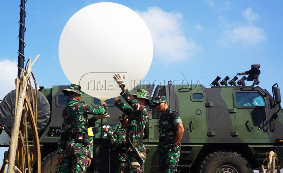 Pasukan Yonarmed 1/1/Divif 2/Kostrad saat mempersiapkan balon meteo yang akan jadi titik sasar dari rocket Astros II MK 6, saat latihan menembak senjata berat teknis di Ambal, Kebumen