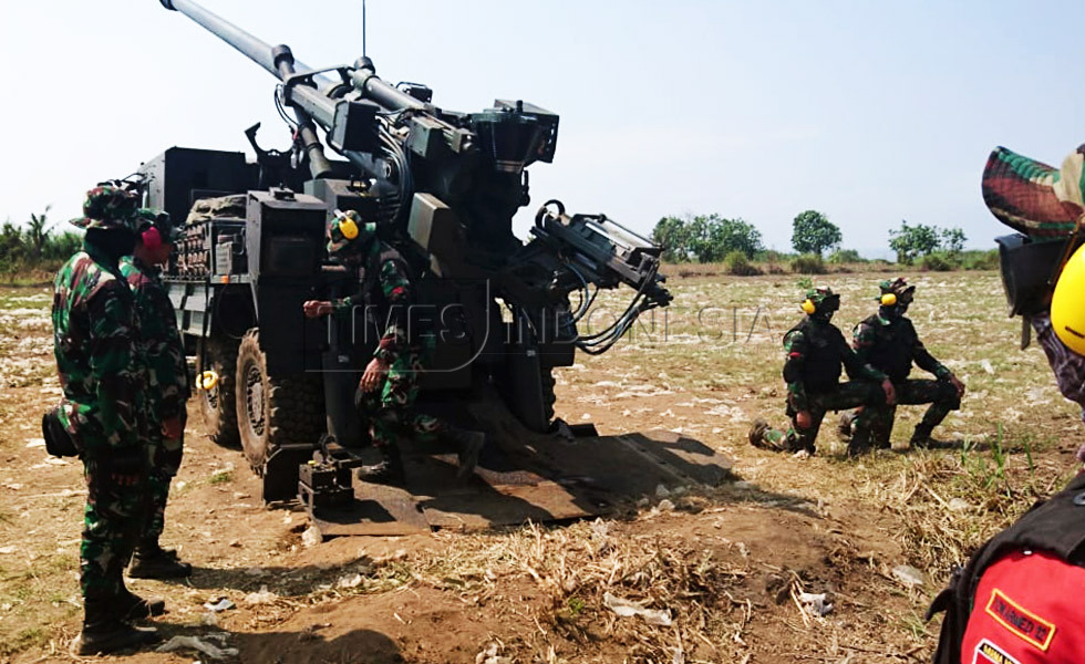 Pasukan Yonarmed 12/1/Divif 2/Kostrad saat mempersiapkan munisi alutsista jenis meriam 155mm/GS Caesar, saat latihan menembak senjata berat teknis di Lumajang, Jatim