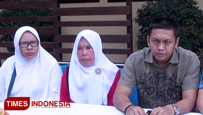 Dinilai Lalai menjalankan tugas, Hartatik (tengah), langsung dicopot sebagai Kepala TK Kartika V-69. (FOTO: Happy L./TIMES Indonesia)