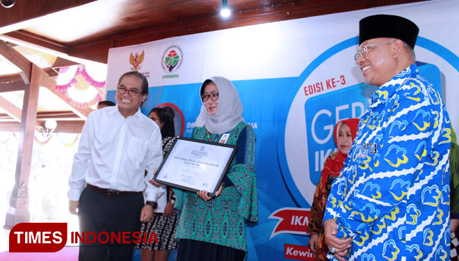 ICSB juga memberi penghargaan kepada sejumlah mitra kerjanya termasuk Kepala Dinas Perindustrian dan Perdagangan. (FOTO: Widodo Irianto/TIMES Indonesia)