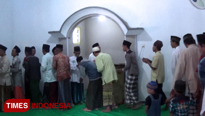 Usai sholat idul adha, Jamaah Aboge saling bersalaman. (FOTO: Happy L./TIMES Indonesia)