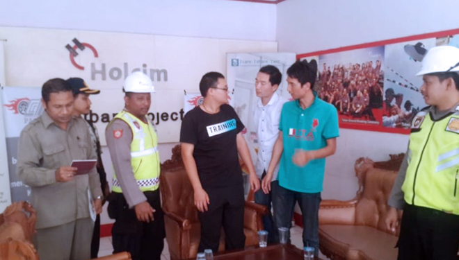 Foto tiga WNA saat berada di ruangan kantor Secury PT. Holcim Indonesia, Kamis (23/08/2018). (FOTO: Istimewa)