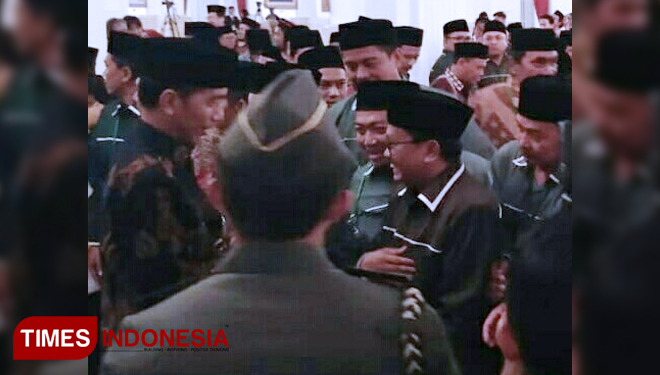 Presiden Jokowi menyalami peserta Kongres ISNU di Istana Merdeka Jakarta. (FOTO: Imam Kusnin Ahmad/TIMES Indonesia)