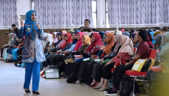 Bupati Jember dr. Faida saat memberikan pengarahan kepada ribuan mahasiswa petugas verval Bansos Pangan Rastra di Aula PB Sudirman, Sabtu (25/8/2018). (FOTO: Istimewa)