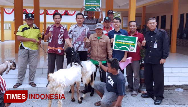 Adipurno Widi Putranto, Corporate Affairs Executive East Java Operation, menyerahkan 8 ekor kambing secara simbolis kepada Suwanto, Pejabat (Pj) Kepala Desa di area Zone-I perusahaan, Desa Kepulungan, Kab. Pasuruan. (FOTO: Robert/TIMES Indonesia)