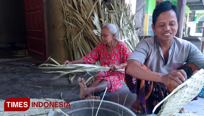 Rumiati dan Rufian membuat Kiso di rumahnya, Dusun Sidowayah, Desa Lawangan Agung, Kecamatan Sugio, Kabupaten Lamongan, Sabtu, (25/8/2018). (FOTO: MFA Rohmatillah/TIMES Indonesia)