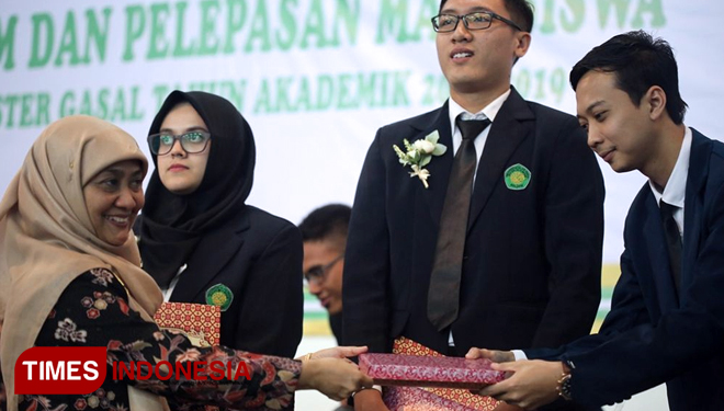 BERSINAR: Para mahasiswa berprestasi memperoleh penghargaan dari Dekan serta Dosen Fakultas Humaniora. (FOTO: Dokumentasi Fakultas Humaniora/TIMES Indonesia)