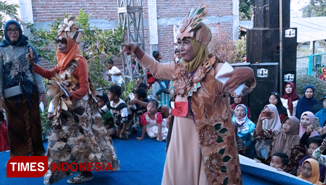 Aksi lansia diatas Catwalk saat memakai kostum dari daun. (FOTO: Akmal/TIMES Indonesia)