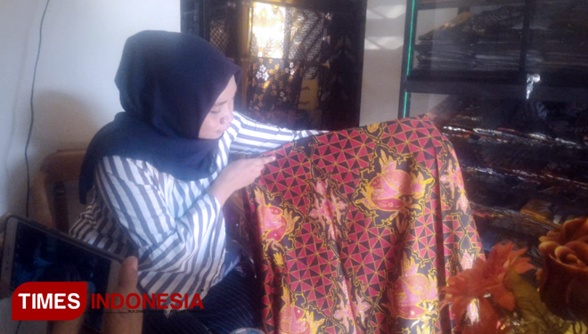 Esti Kholik Desainer Batik  Bandeng  Lele  Tiga Dimensi Khas 