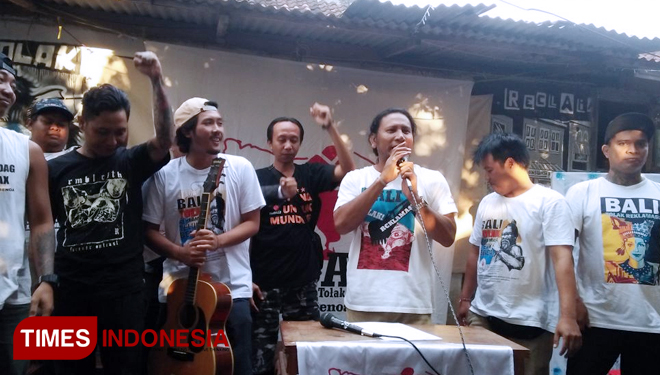 Koordinator ForBali Wayan Gendo Suardana bersama para aktivis ForBali dan Pasubayan saat jumpa awak media. Senin (27/8/2018). (FOTO: Khadafi/TIMES Indonesia)