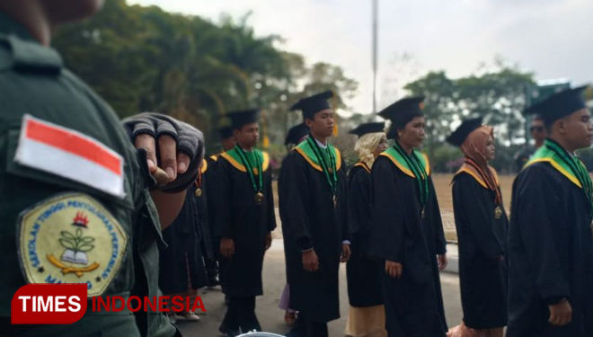 Para wisudawan STPP Malang berjalan menuju Aula Sasana Giri Sabha Ir Syamsuddin Abbas, Senin (27/8/2018). (FOTO: Ferry/TIMES Indonesia)