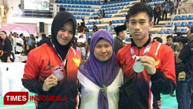 Sang ibunda Mairina Nawi (tengah), berfoto bersama anak dan mantunya, Iqbal dan Sarah, setelah keduanya berhasil merebut mendali emas pada ajang Asian Games 2018 di Jakarta. (FOTO: Mairina Nawi for Times Indonesia)