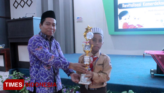 Penyerahan hadiah bagi MI se Jawa Timur pada perayaan dies natalis PGMI Unisma Malang ke 11 (FOTO: ajp.TIMES Indonesia)
