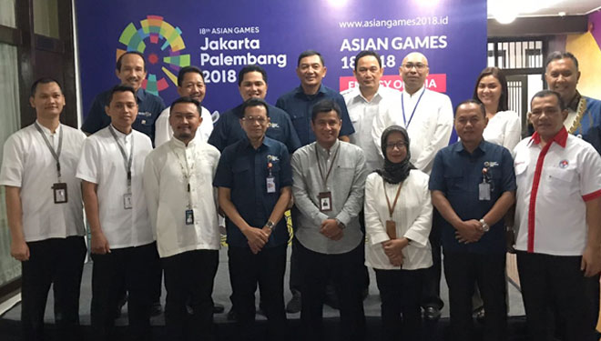 Direktur LPDUK Agus Hardja Santana (baris atas keempat dari kanan) dan tim berfoto bersama Ketua INASGOC Erick Tohir dan jajarannya serta pejabat BRI usai pertemuan di Kantor INASGOC Jakarta, belum lama ini. (Foto: istimewa)