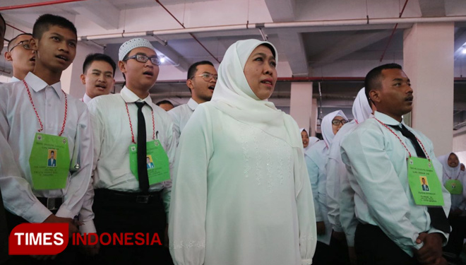 Khofifah Indar Parawansa mengisi pembekalan gerakan nasional membangun revolusi mental kepada mahasiswa baru Unusa, Selasa (28/8/2018). (FOTO: Lely Yuana/TIMES Indonesia)