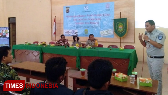 Penanggungjawab PT Jasa Raharja DIY, Aryo W. Kusumo dan Kasubdit Dikyasa Ditlantas Polda DIY AKBP Sulasmi saat mengisi acara sosialisasi Budaya Tertib Berlalu Lintas, Kamis (30/8/2018). (FOTO: A Riyadi/TIMES Indonesia)