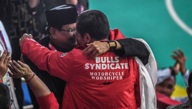 Presiden Joko Widodo dan Prabowo Subianto dipeluk pesilat Hanifan di momen Asian Games 2018 (Foto: setkab)