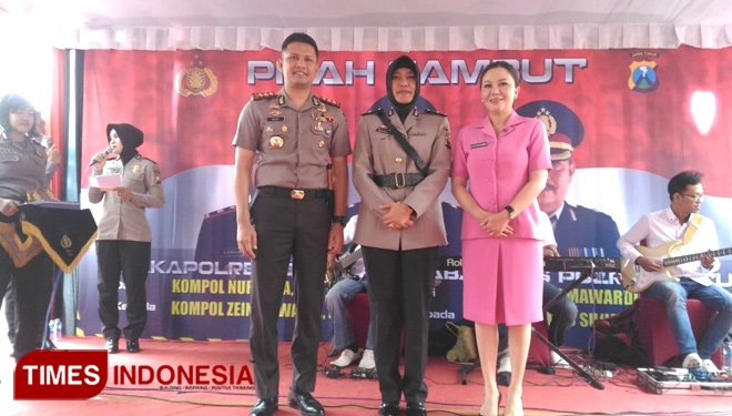 Kapolres Batu, AKBP Budi Hermanto berfoto bersama Kompol Nurmala yang pindah tugas sebagai Wakapolres Bondowoso. (FOTO: Muhammad Dhani Rahman/TIMES Indonesia)