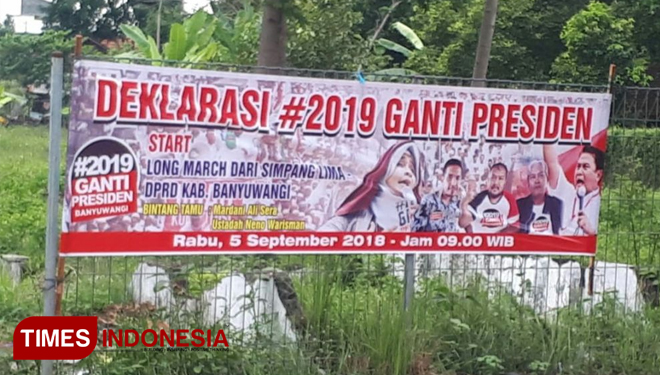 Spanduk Deklarasi #2019GantiPresiden yang terpasang di wilayah Kecamatan Giri, Banyuwangi. (FOTO: Erwin Wahyudi / TIMES Indonesia)