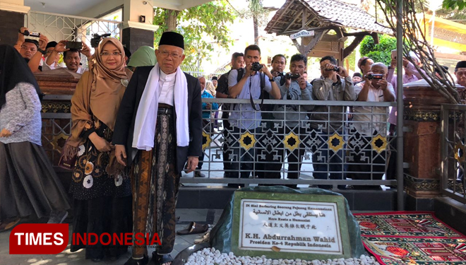 KH Ma'ruf Amin saat berziarah ke makam mendiang Gus Dur. (FOTO: Dok. TIMES Indonesia)