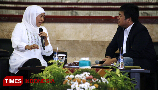 Gubernur terpilih Khofifah Indar Parwansa saat memberikan kuliah tamu di Universitas Jember. (FOTO: Sofya/TIMES Indonrsia)