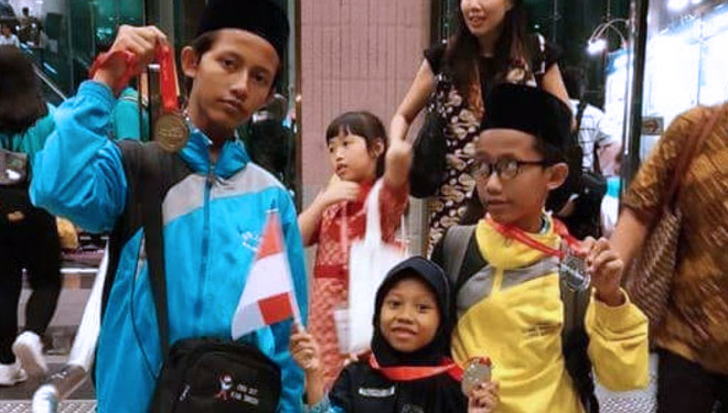 Muhammad Jilan Wicaksono, Ahmad Wasis Shofiyulloh dan Strisadhuta Sofia memamerkan medali usai mengikuti olimpiade matematika Internasional di Hongkong (FOTO: Istimewa)