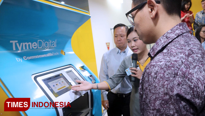 Petugas menjelaskan layanan Tyme Digital Commonwealth yang kini hadir di Surabaya untuk melayani nasabah secara real time dan praktis, Kamis (6/9/2018). (FOTO: Lely Yuana/TIMES Indonesia)
