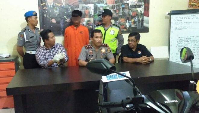 Pelaku saat diamankan di Mapolsek Denbar. Jumat (7/9/2018).(FOTO: Istimewa/TIMES Indonesia)