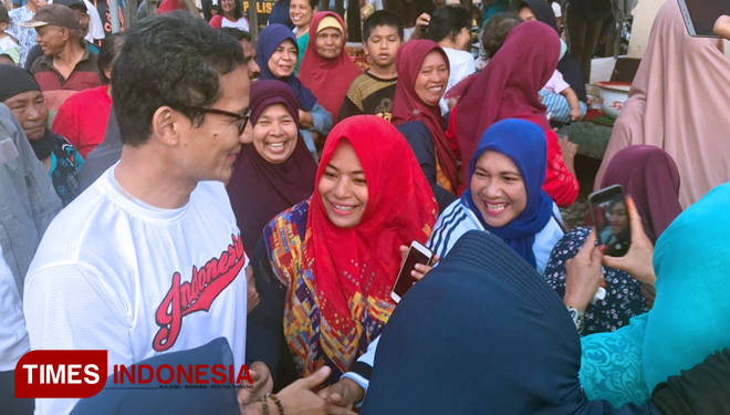 ILUSTRASI:  Sandiaga Uno saat bertemu dengan warga. (FOTO: Dok. TIMES Indonesia)
