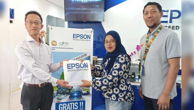Jajaran Direktur PT Epson Indonesia Shimizu Tomoya(kiri) dan Muhammad Husni Nurdin(kanan) melayani langsung pelanggan pada Hari Pelanggan Nasional. (FOTO: Istimewa)
