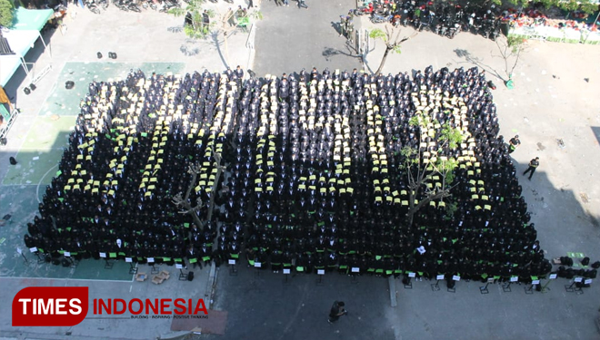 Flash mob yang dibuat oleh mahasiswa baru Unisla, dalam apel PKKMB, di halaman Kampus Hijau, Sabtu, (8/9/2018). (Foto: MFA Rohmatillah/TIMES Indonesia)