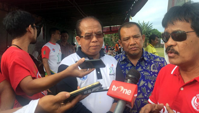 Asdep Olahraga Rekreasi Kemenpora Teguh Rahardjo dididampingi Sekretaris Deputi 3 Kemenpora Samsudin dan Kepala Divisi Keuangan dan Umum LPDUK, Pangestu Adi (tengah baju biru) di sela-sela pembukaan turnamen sepakbola Gala Desa (FOTO: Istimewa)