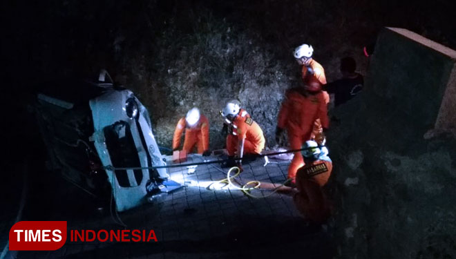 Mobil yang dikendarai warga Rusia mengalami kecelakaan di jalan menuju Pantai Melasti, Desa Unggasan, Kuta Selatan, Badung, Bali, Minggu (9/9/2018). (FOTO: istimewa/TIMES Indonesia)