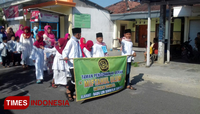 Para santri dari TPQ dan Madrasah Diniyah, mengikuti pawai taaruf menyambut tahun baru Islam 1440 hijriah, di MWC NU Sarirejo, Minggu, (9/9/2018). (FOTO: Ahmad Ali Ma'sum/TIMES Indonesia)