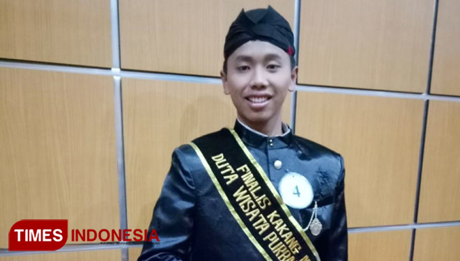 Asnan Safru Aji menggunakan pakaian adat jawa sebelum ke panggung Grand Final Kakang-Mbekayu Duta Wisata Purbalingga 2018. (Jum’at/07/09/2018) (FOTO: InSmanik to TimesIndonesia)
